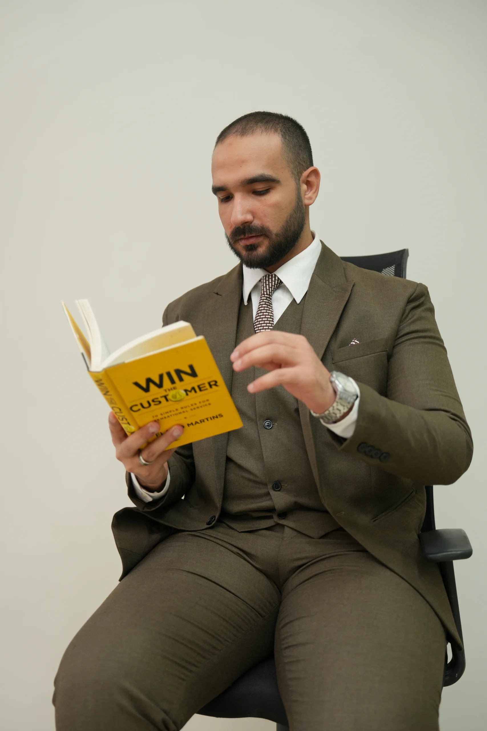 مصباح بكري أثناء القراءة، ضمن عرض منهجه في التعلم وفهم السوق