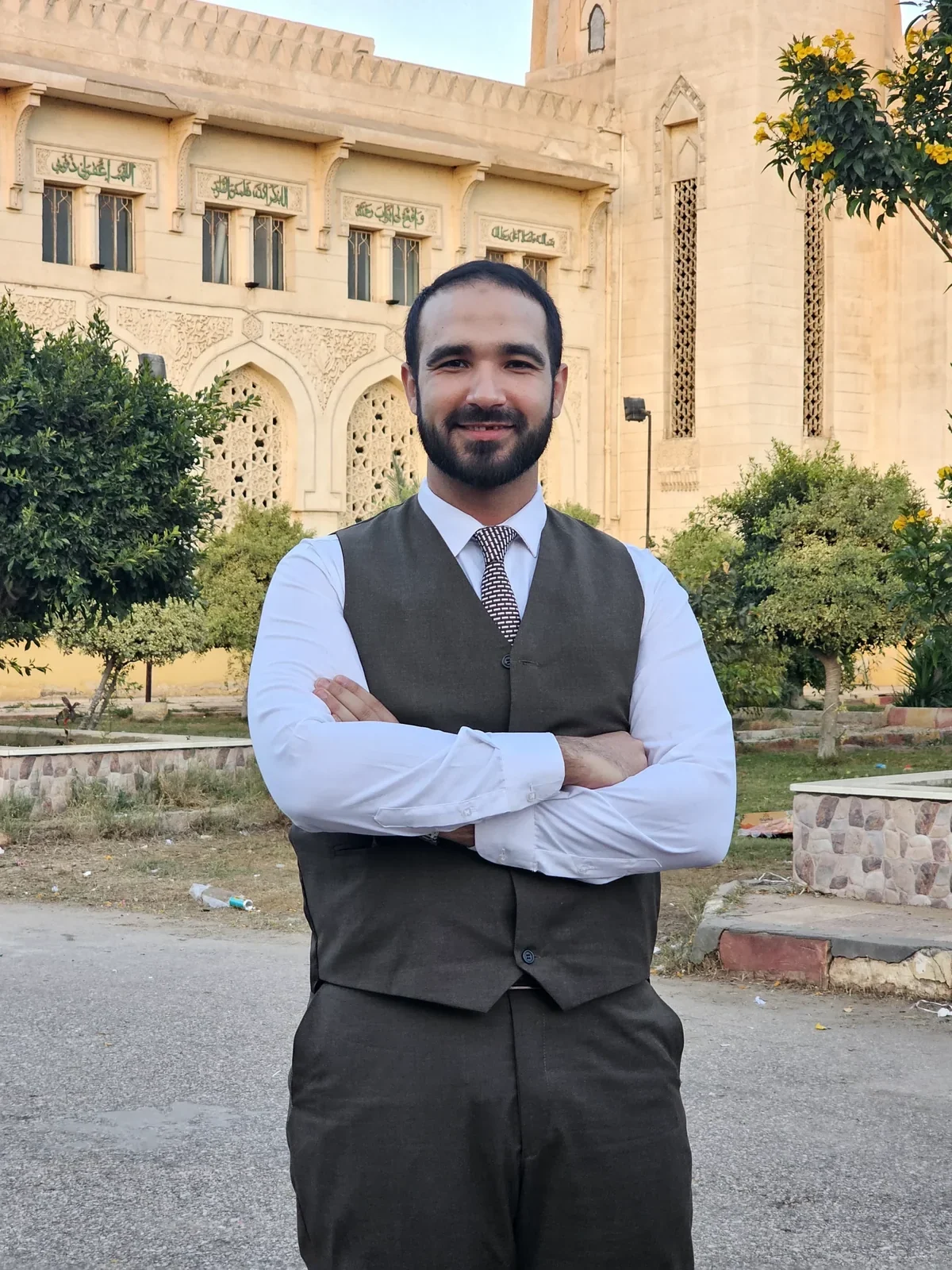 صورة شخصية أصلية لمصباح بكري، بجانب منهج عمله